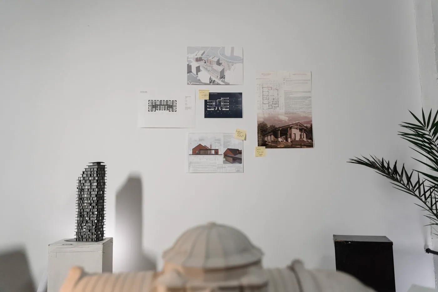 Ambiance de travail autour de plans et recherches d'intérieur
